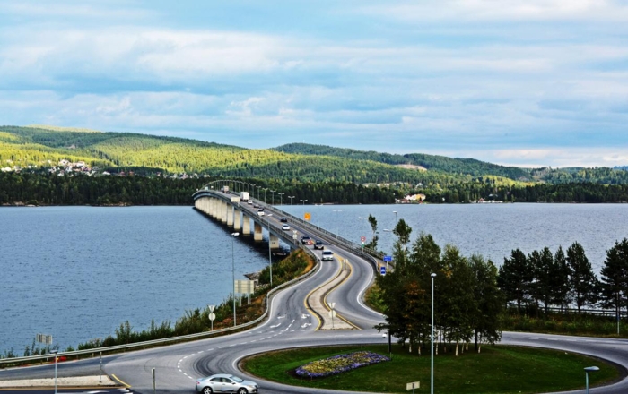 FOR SMAL: Dagens bru over Mjøsa som ble tatt i bruk 16. november 1985 tilfredsstiller ikke kravet til framtidig kapasitet. Foto: Stig Odenrud