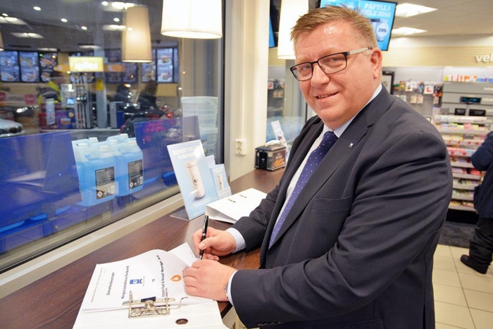- Ved å signere denne avtalen, forplikter vi oss til å gjøre nyttetransporten grønnere, sier administrerende direktør i NLF, Geir A. Mo. Foto: Stein Inge Stølen